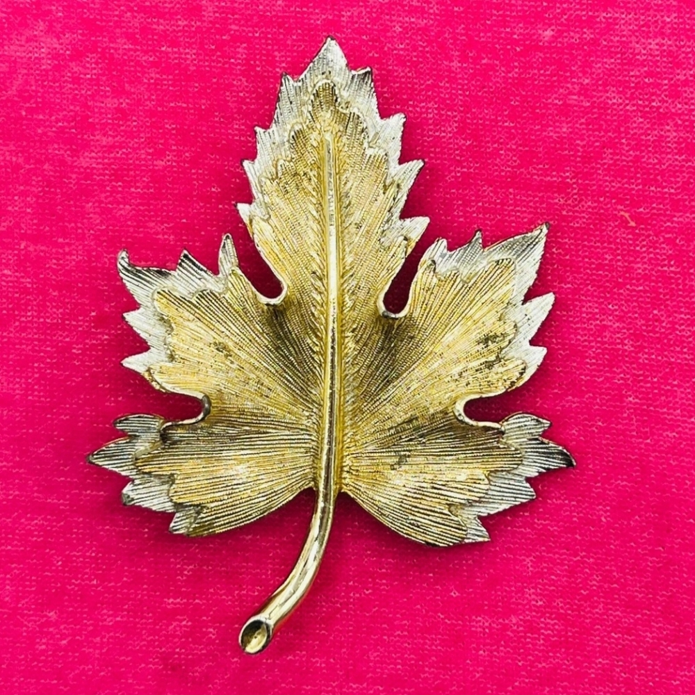 VTG SARAH COVENTRY SILVER GOLD TONE "NATURE'S WAY" MAPLE LEAF PIN BROOCH
